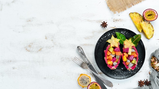 Talerz z kolorowym daniem